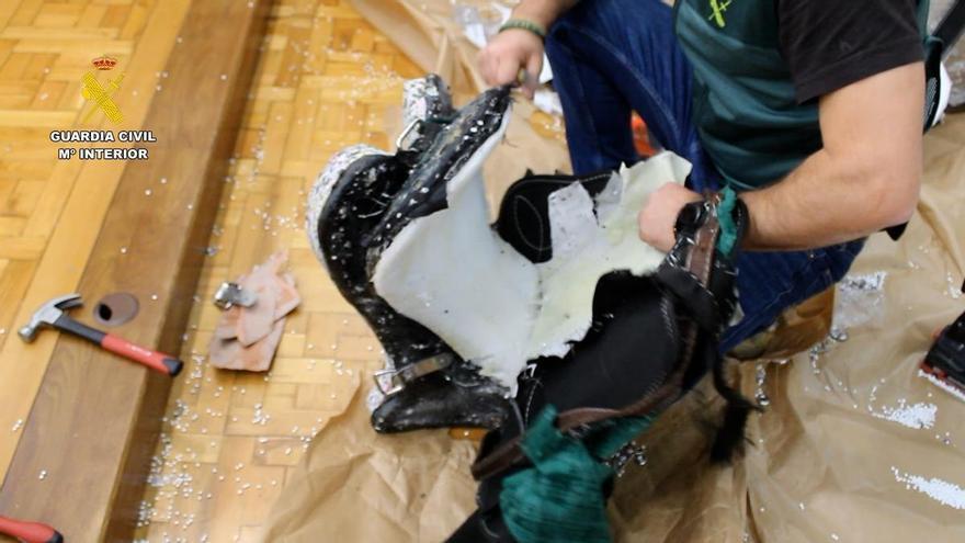 La Guardia Civil  detiene a cinco personas en Teruel tras interceptar 26 kilos de cocaína camuflados en sillas de montar