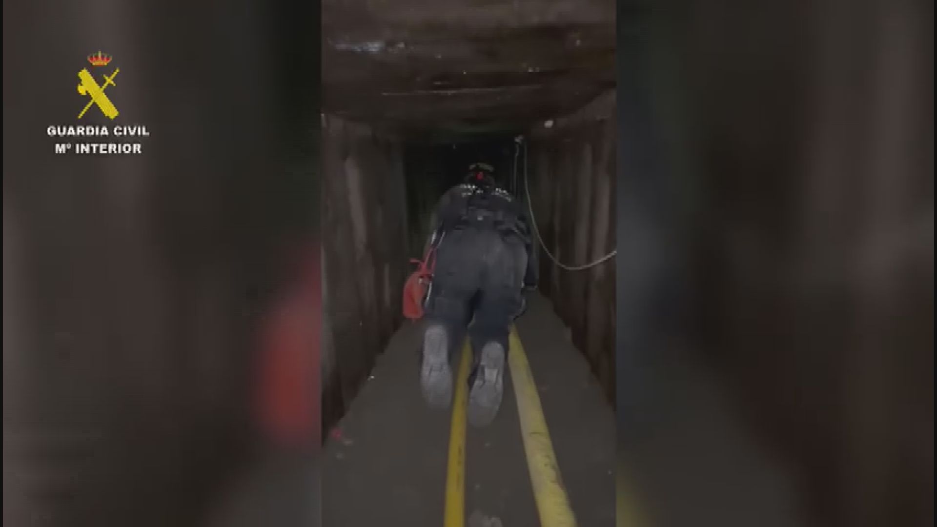 La Guardia Civil muestra el interior del presunto narcotúnel hallado bajo los polígonos del Tarajal