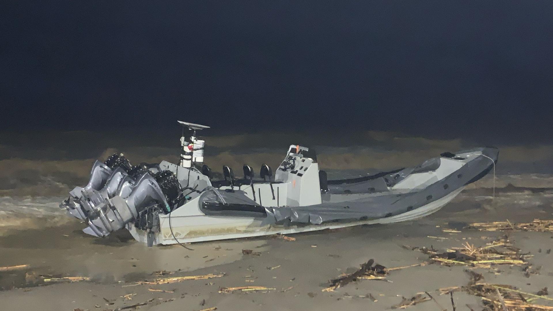 La Guardia Civil interviene otra narcolancha abandonada en el litoral malagueño