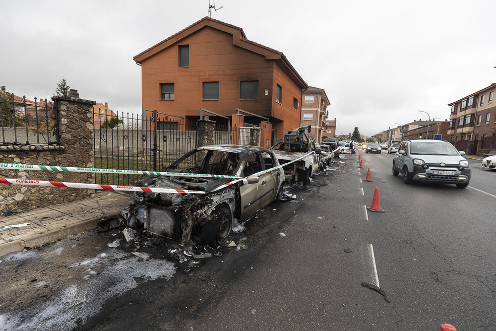 Cuatro coches quemados en San Cristóbal y muchas incógnitas