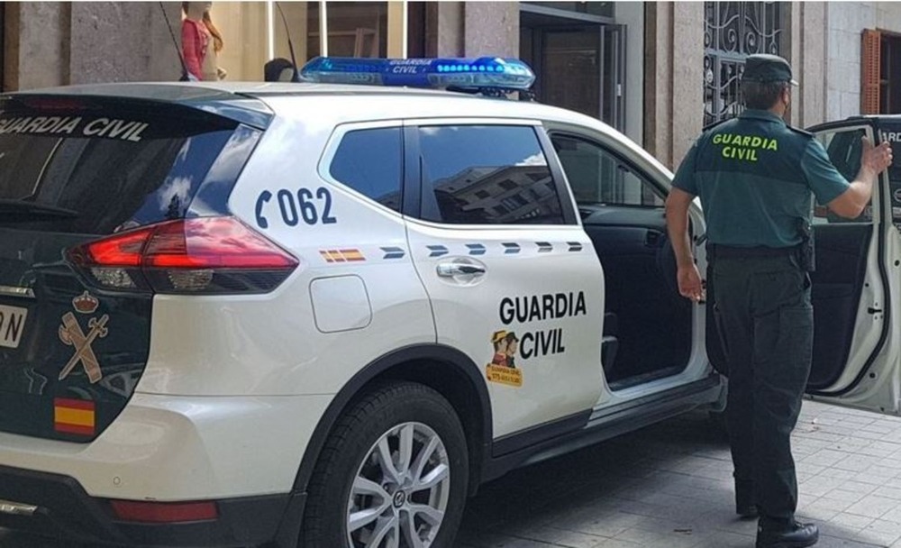 Roban dos coches en Madrid y asaltan una perfumería en Íscar