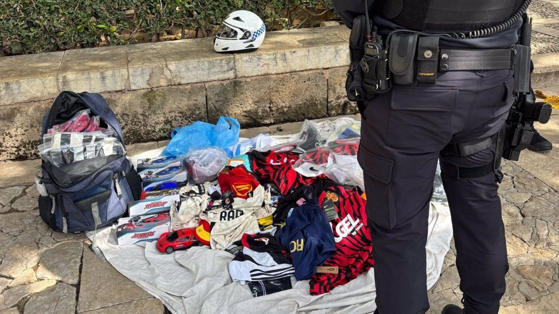 La Policía Local de Palma incauta 97 prendas de equipamiento deportivo a vendedor ambulante senegalés