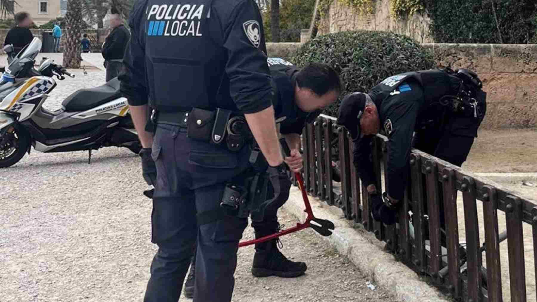 La Policía retira nueve patinetes mal estacionados en el parque infantil de Dalt Murada