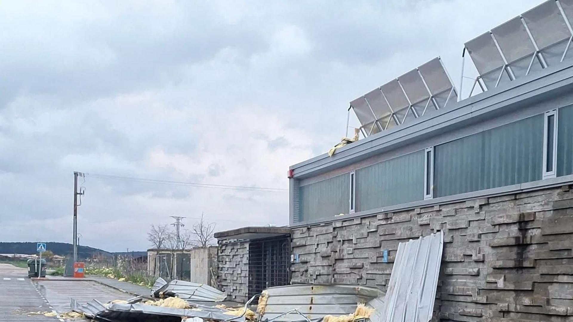 La borrasca Martinho causa estragos en Salamanca: fuertes rachas de viento arrancan parte del tejado de una piscina municipal
