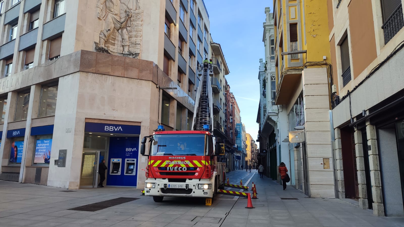 Los bomberos trabajan en la zona