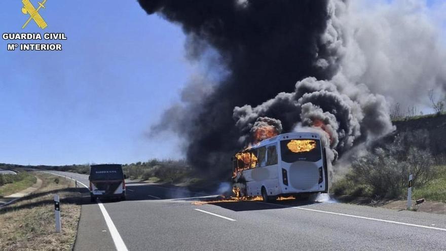 Un microbús que transportaba a un equipo de fútbol arde en Cáceres