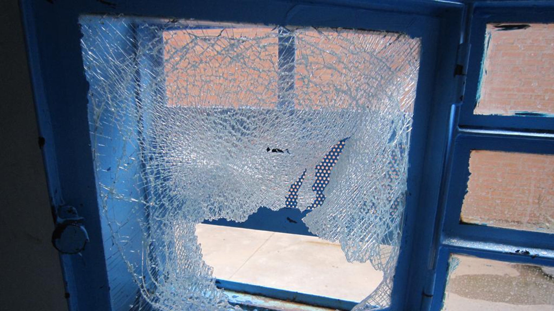 Noche de tensión en la cárcel de Alhaurín: un reo en aislamiento rompe varios cristales y provoca un cortocircuito