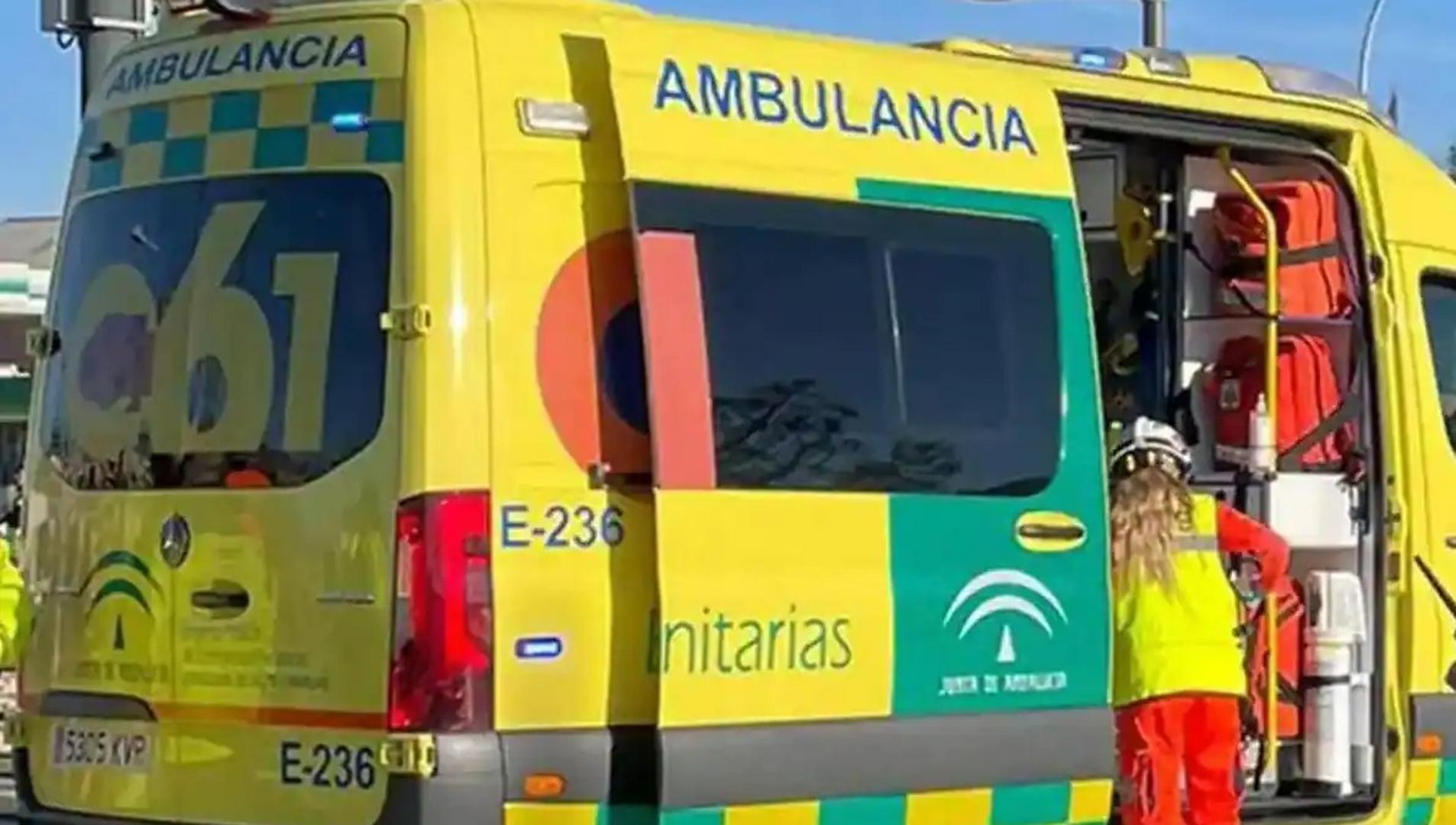 Obrero resulta herido tras caer desde una altura de dos metros en una nave de Málaga