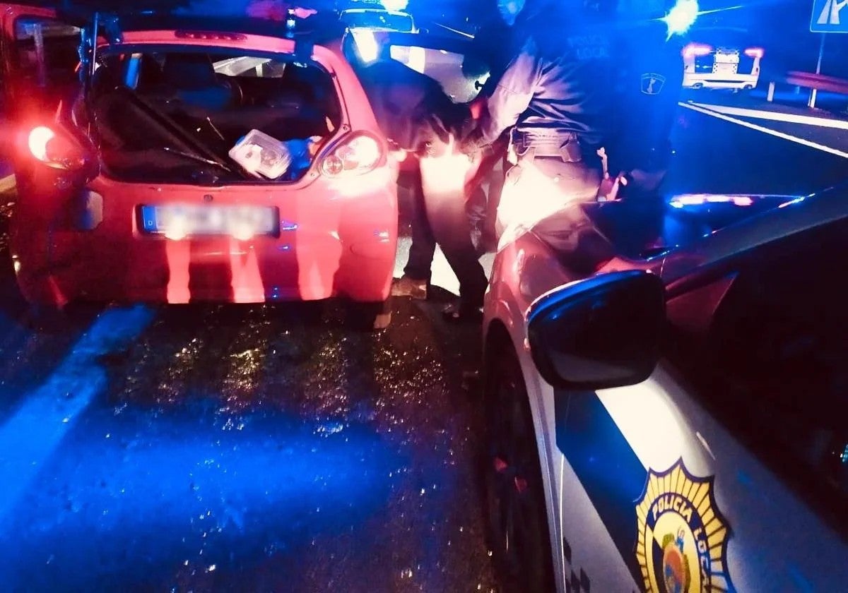 Imagen del momento en el que la Policía Local interceptó a la peligrosa conductora.