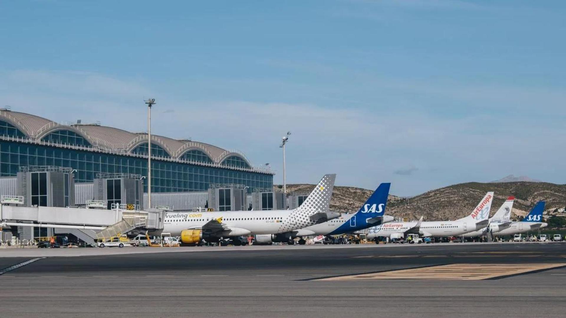 Dos vuelos de Reino Unido con pasajeros conflictivos aterrizan en Alicante