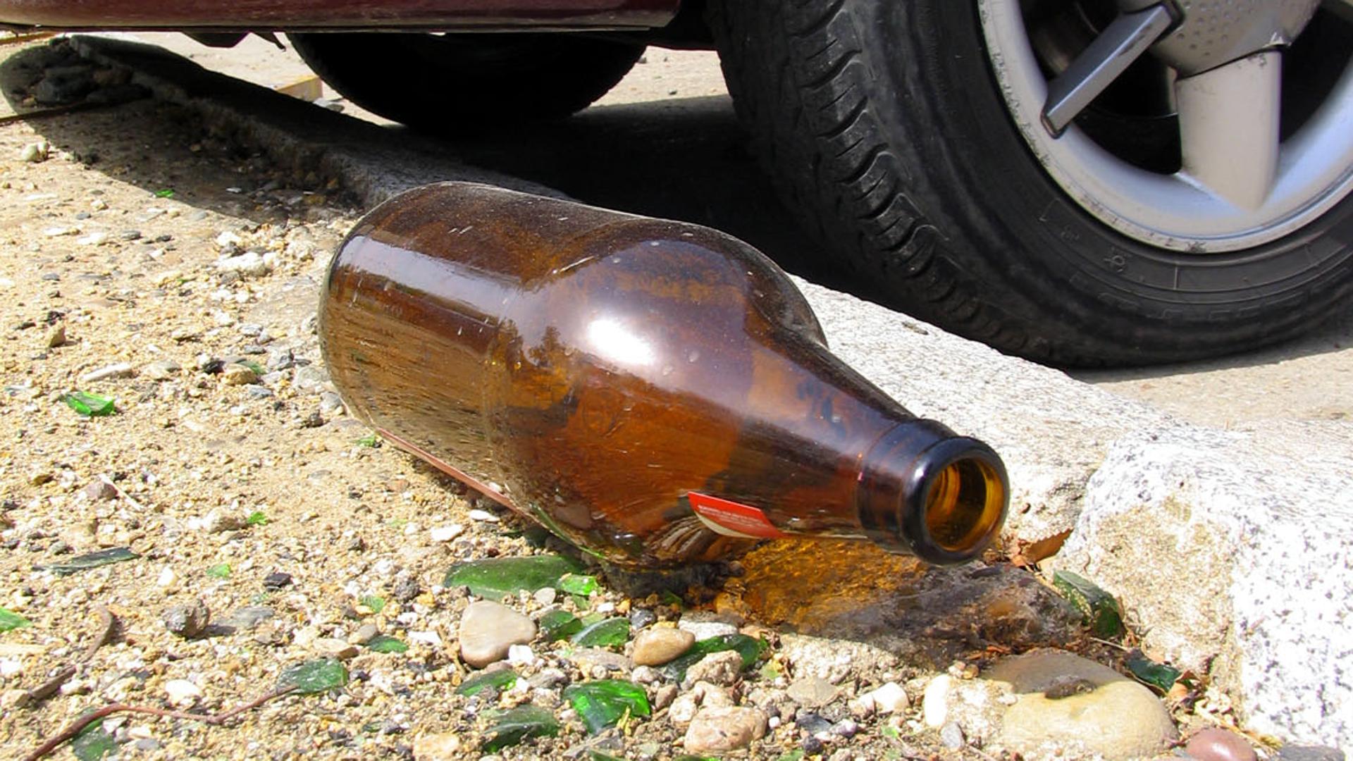 Elevada multa por lanzar una botella por la ventana y romper la luna de un coche en Salamanca