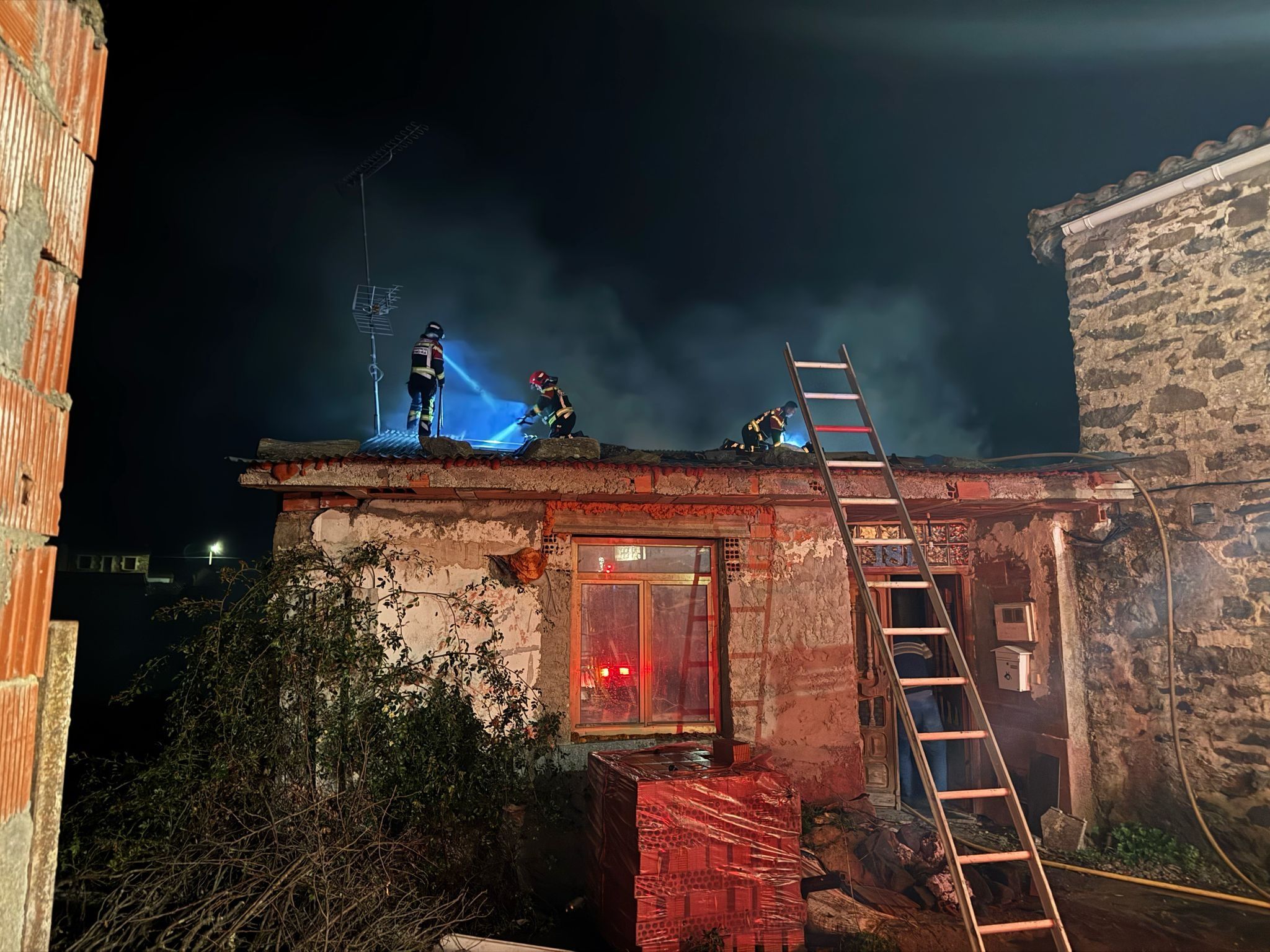 Amplio despliegue para sofocar un incendio que deja grandes daños materiales en la provincia de Zamora
