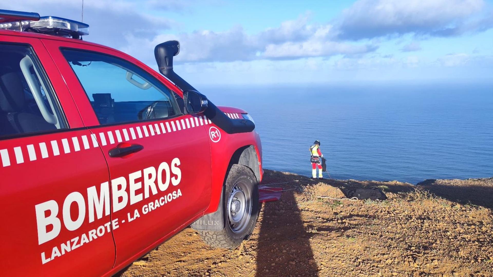 Rescatan a un perro atrapado en una zona escarpada a ocho metros de altura en Lanzarote
