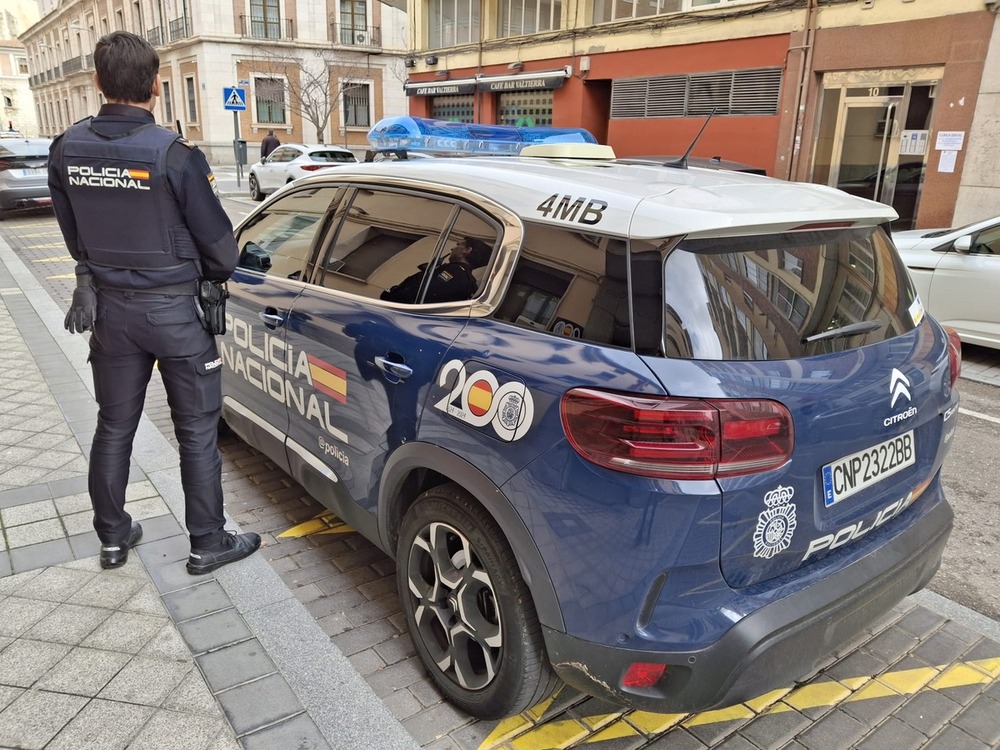 Rescatan a un hombre y una mujer de una vivienda incendiada