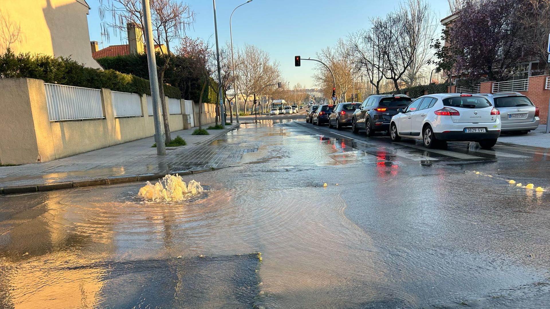 Reventón en el barrio de Chamberí de Salamanca deja calles inundadas y afecta la circulación de vehículos