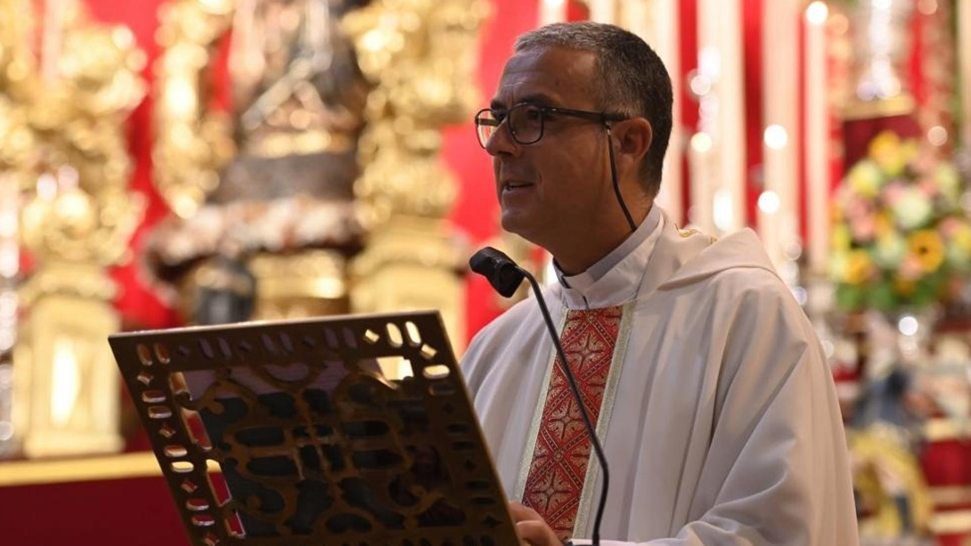 Deja inconsciente de un puñetazo a un cura de Málaga al grito de «masones»