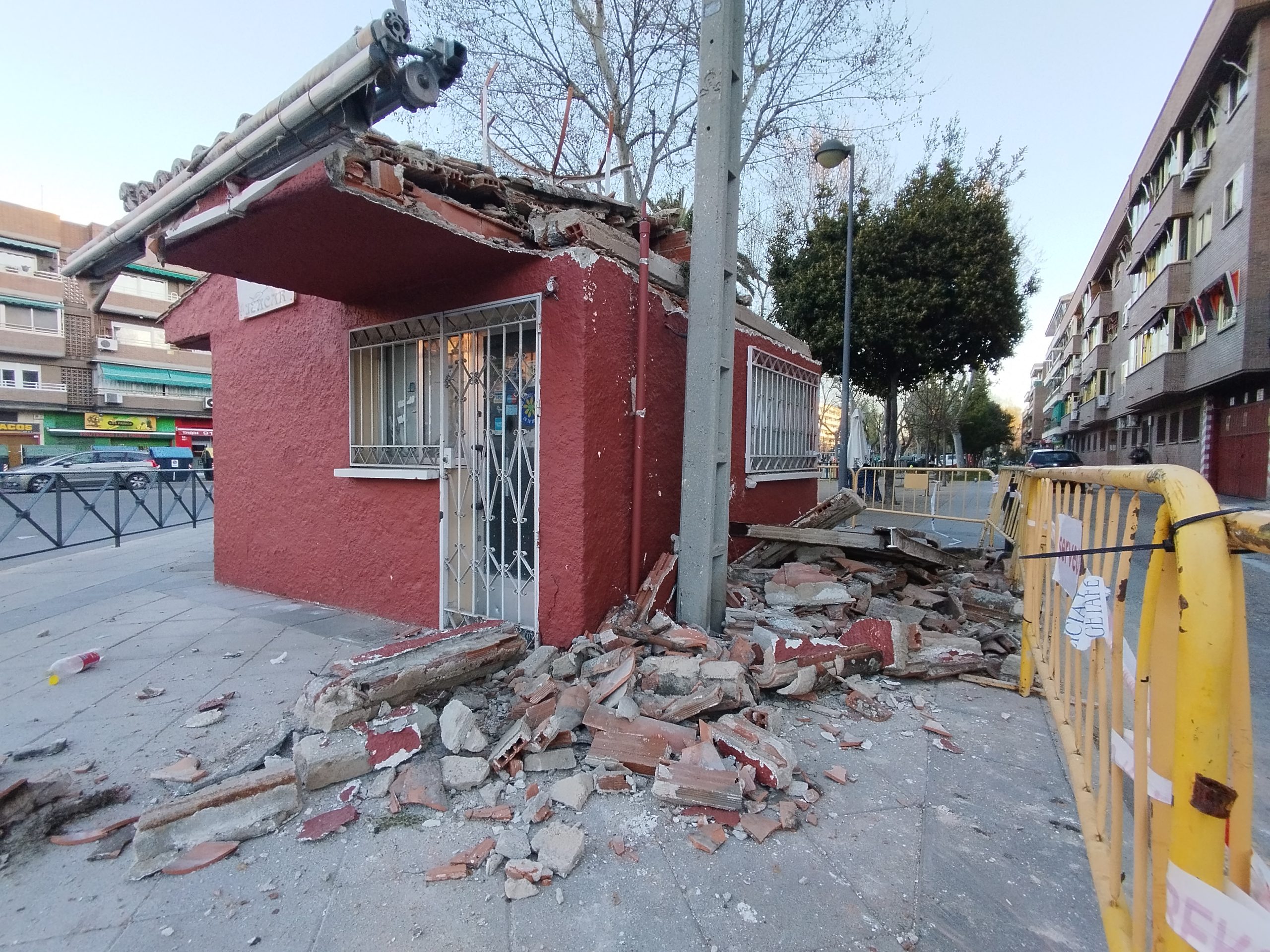 Se derrumba parcialmente el antiguo quiosco de flores de la calle Madrid de Getafe