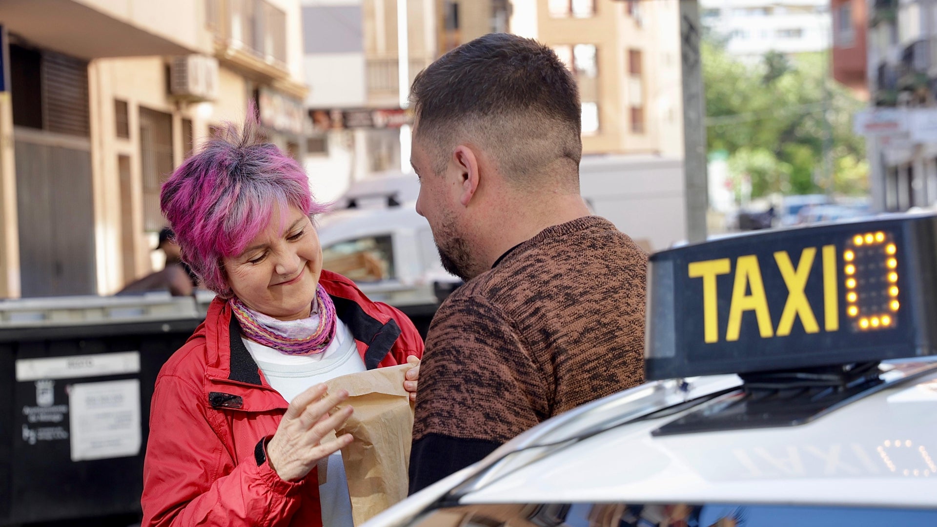 Taxista se convierte en héroe al salvar a joven de un ataque en la calle