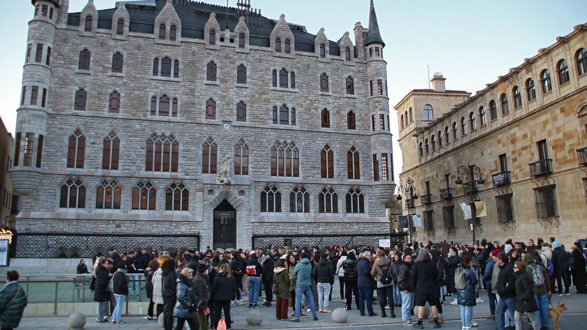 Concentración en León de trabajadores sociales tras el asesinato de una educadora en Badajoz.