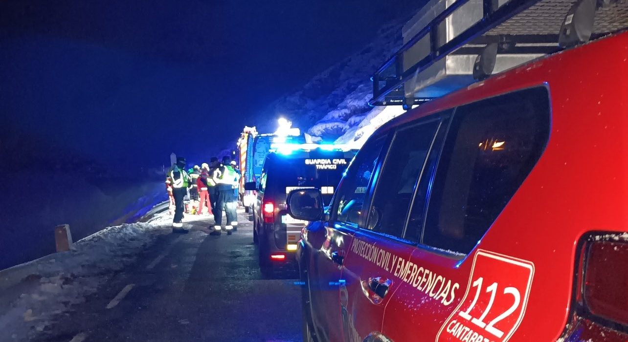 Tragedia en Cantabria: cuatro jóvenes madrileños fallecen al despeñarse su coche en un puerto