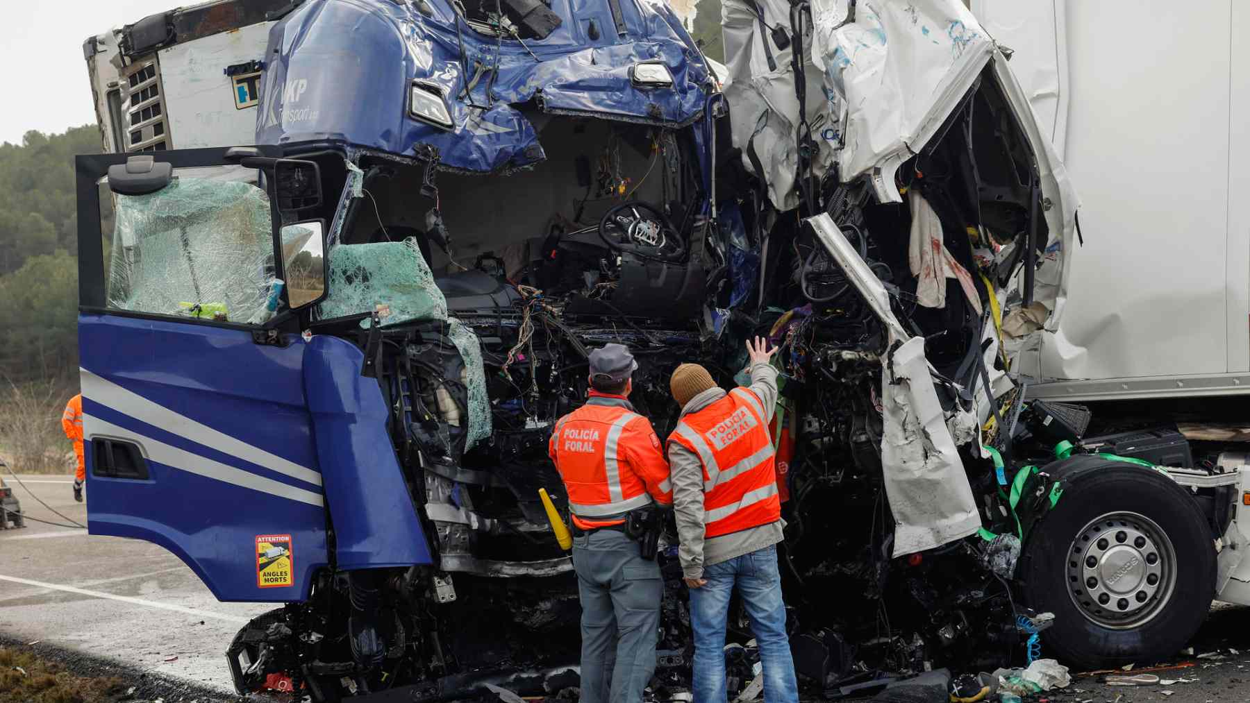 Cuatro muertos en un terrible accidente en Navarra ocurrido tras un choque frontal de madrugada