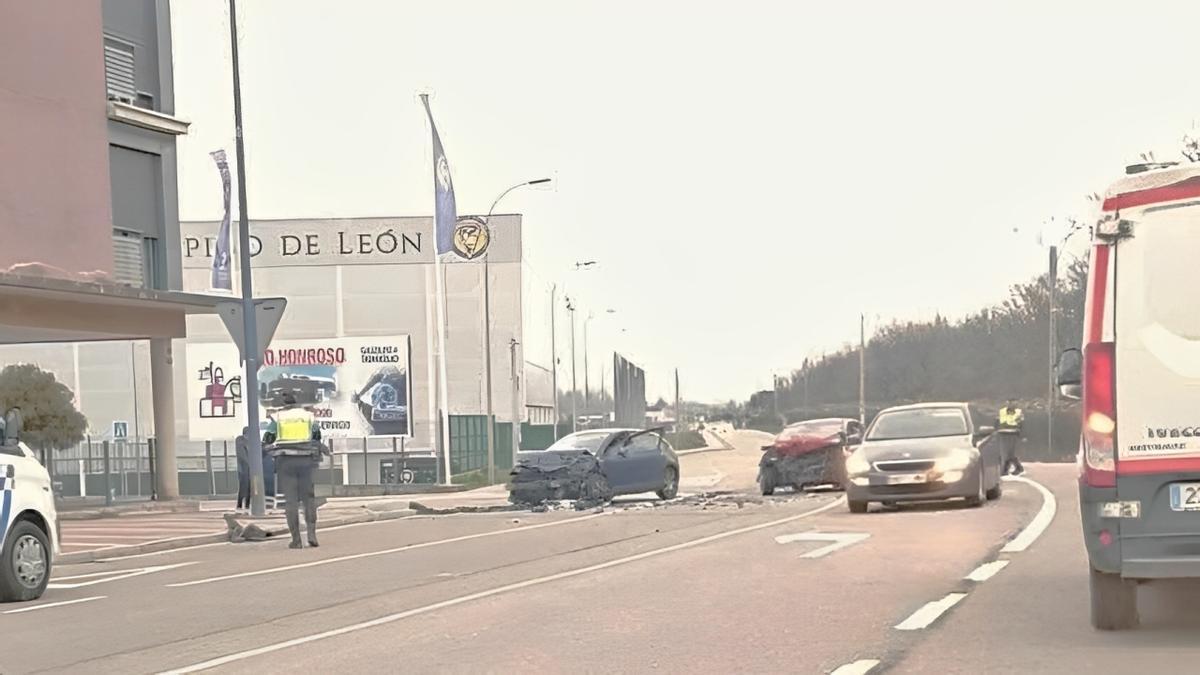 Imagen de los dos vehículos implicados y la Policía Local regulando el tráfico, junto al Olímpico.