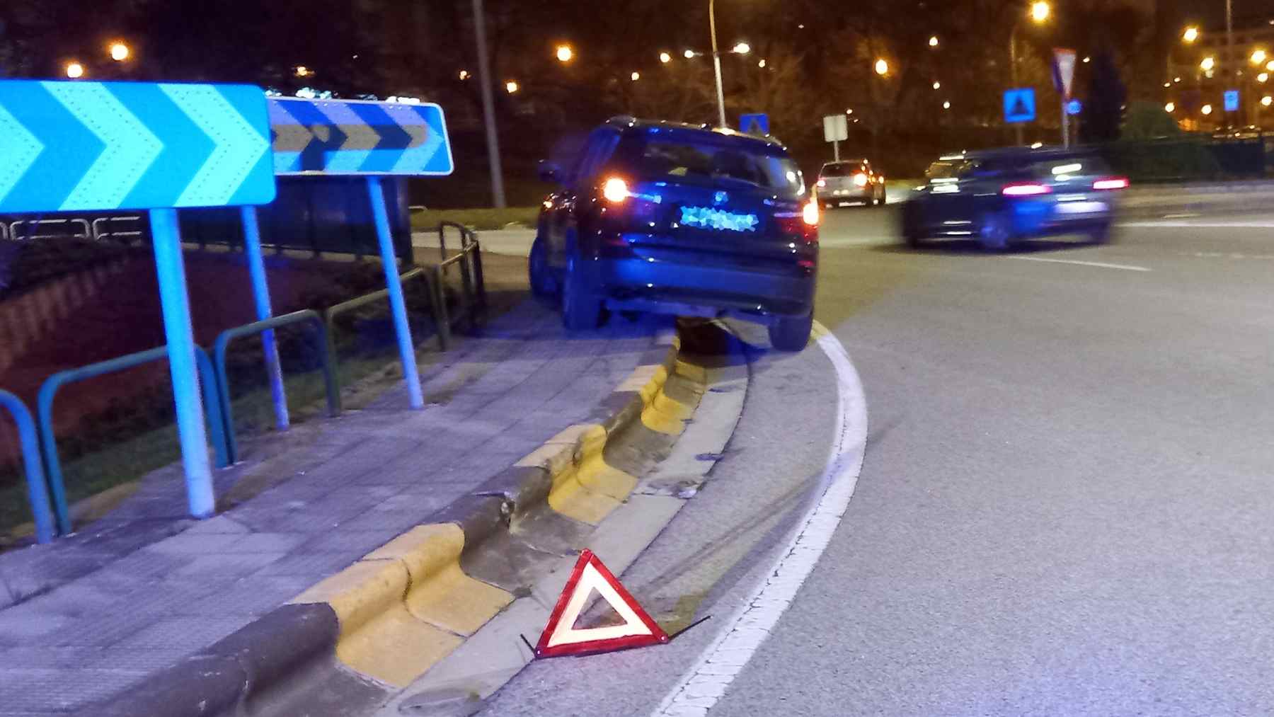 Un hombre de 75 años se empotra contra una rotonda en Pamplona: la policía se lleva una sorpresa