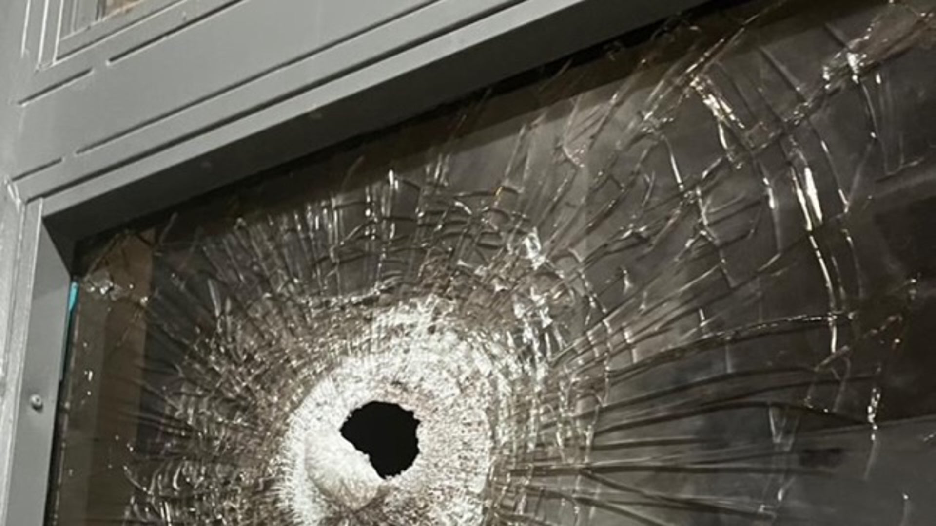 Vandalismo en el velódromo Luis Puig: Artefacto pirotécnico causa daños en una cristalera tras explosión
