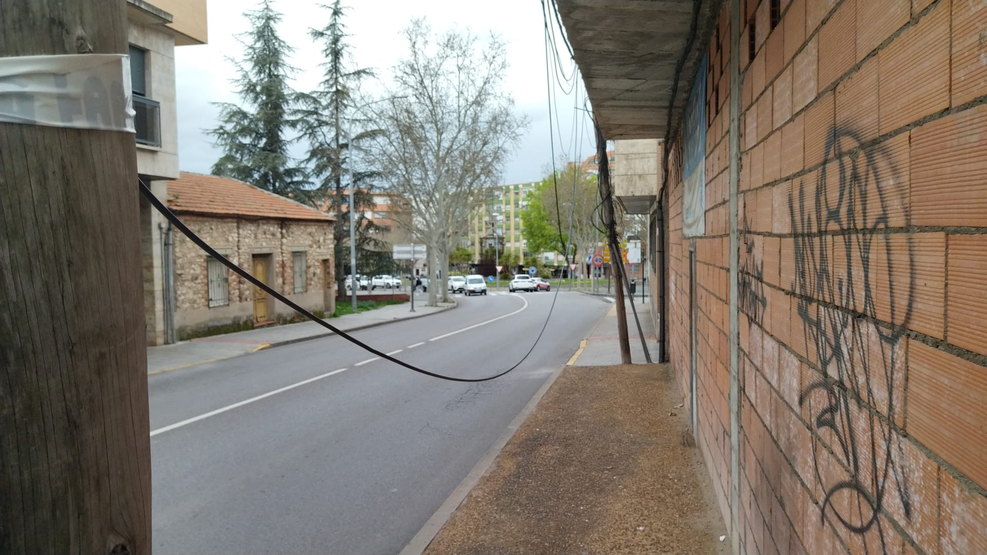 Vecinos alertan sobre el peligro de un cable colgante en la Carretera de Fuensanta