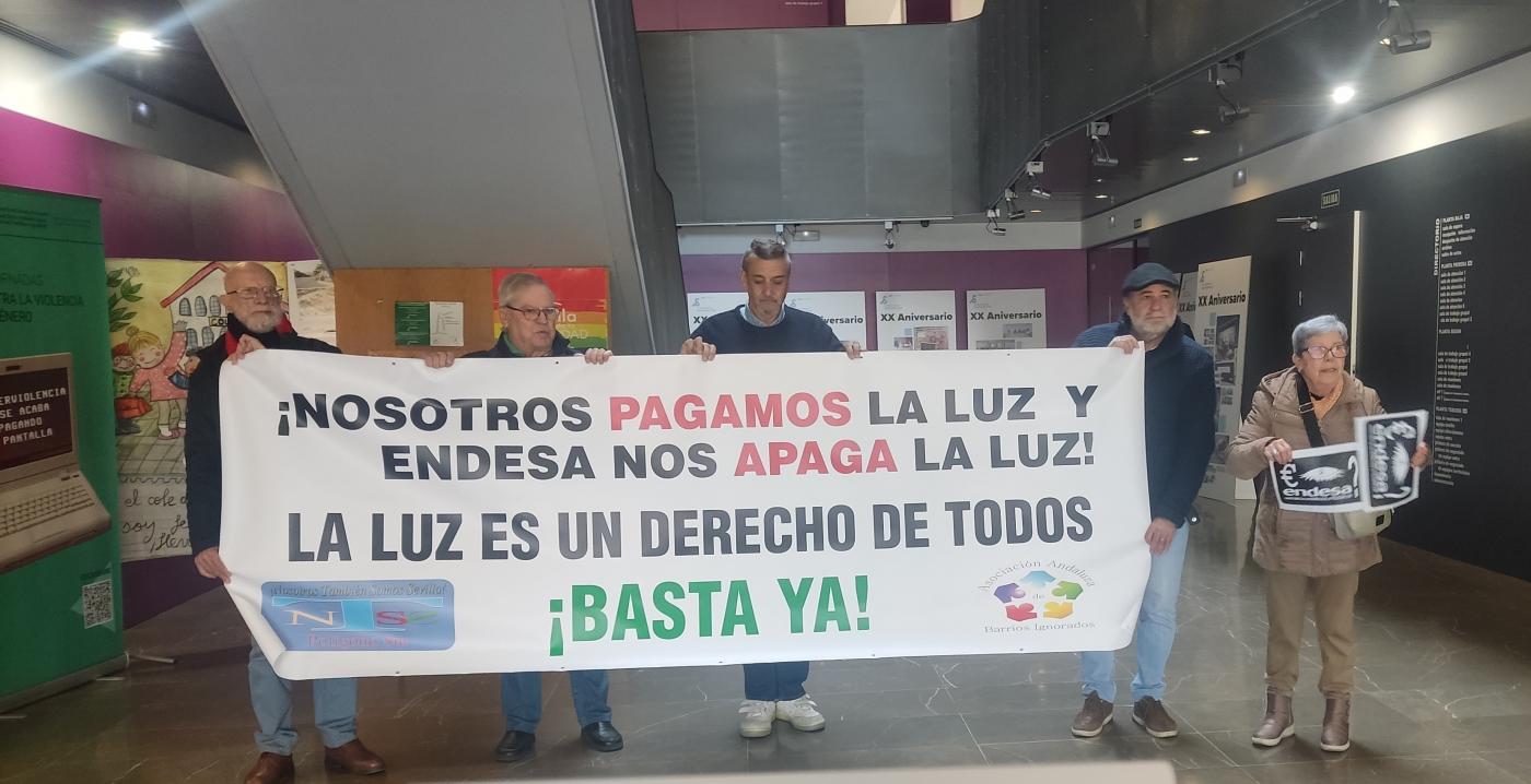 Encierro en el centro de servicios sociales del Polígono Sur - NOSOTROS TAMBIÉN SOMOS SEVILLA