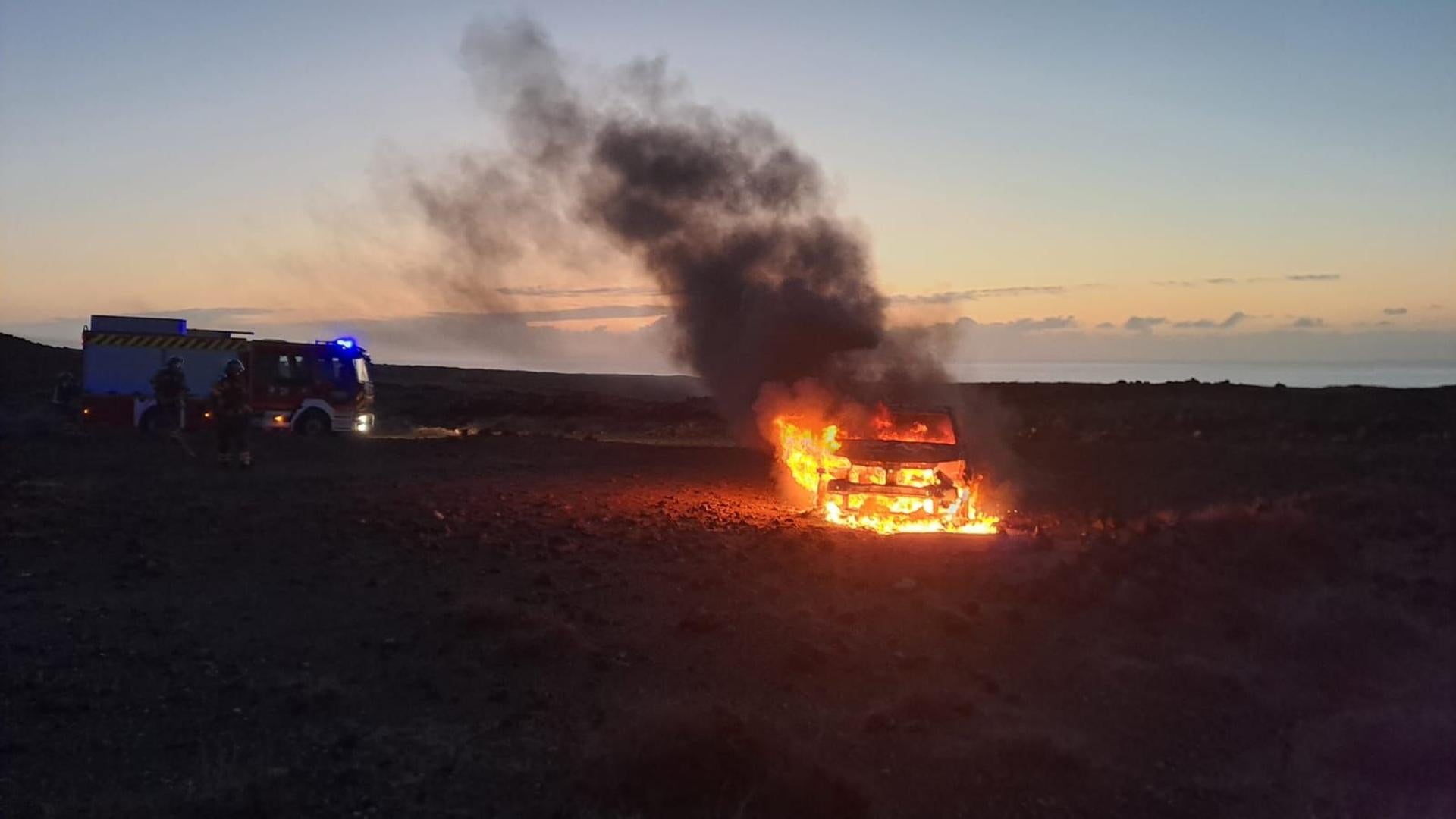 Vehículo envuelto en llamas en la carretera de Guatiza a Los Ancones en Lanzarote: Bomberos y Policía Local actúan rápidamente para extinguir el fuego