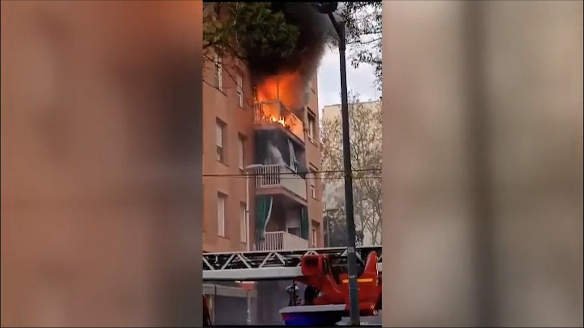 Una explosión de una bombona de camping gas en una vivienda de Barcelona deja dos heridos