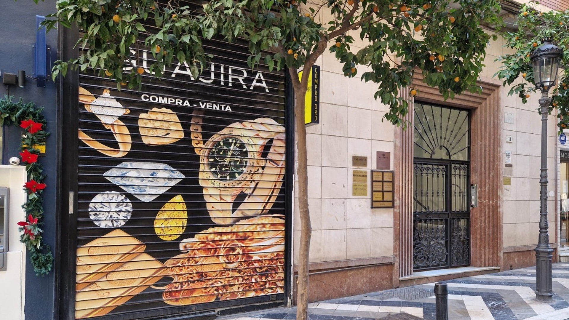 Atracan a punta de pistola una tienda de compraventa de oro en pleno Centro de Málaga