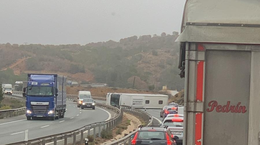Vuelco de autobús en la A-7 causa caos vial y deja varios heridos en Cabezo de Torres