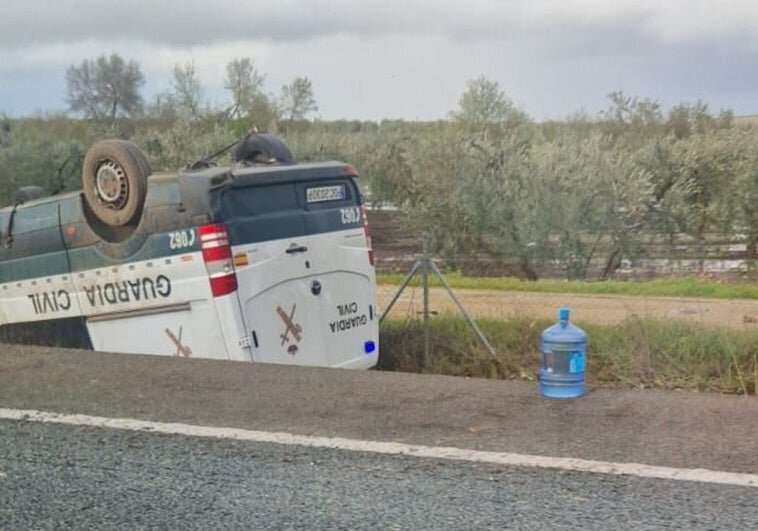 Espectacular vuelco de un furgón de la Guardia Civil: Hay dos heridos