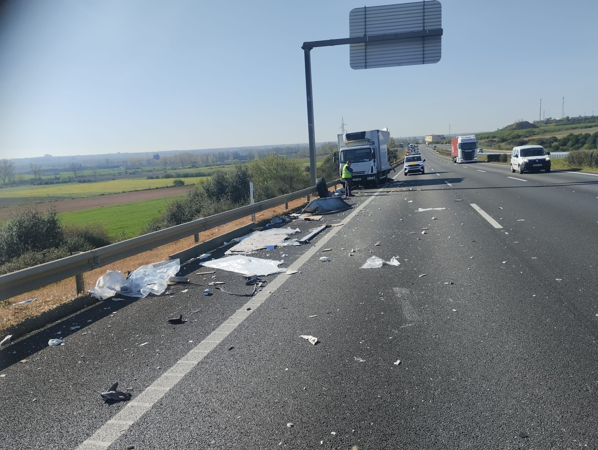 Atrapado el conductor de un camión en un accidente en Zamora