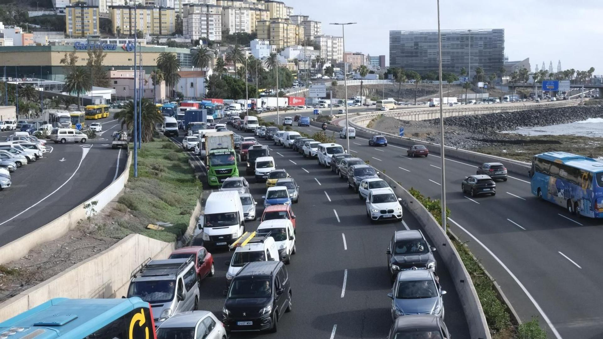 Colisión múltiple en la GC-1 deja dos heridos y provoca fuertes retenciones cerca del aeropuerto de Telde