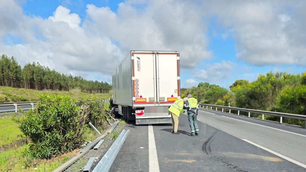 Un agente y el conductor en la zona del suceso