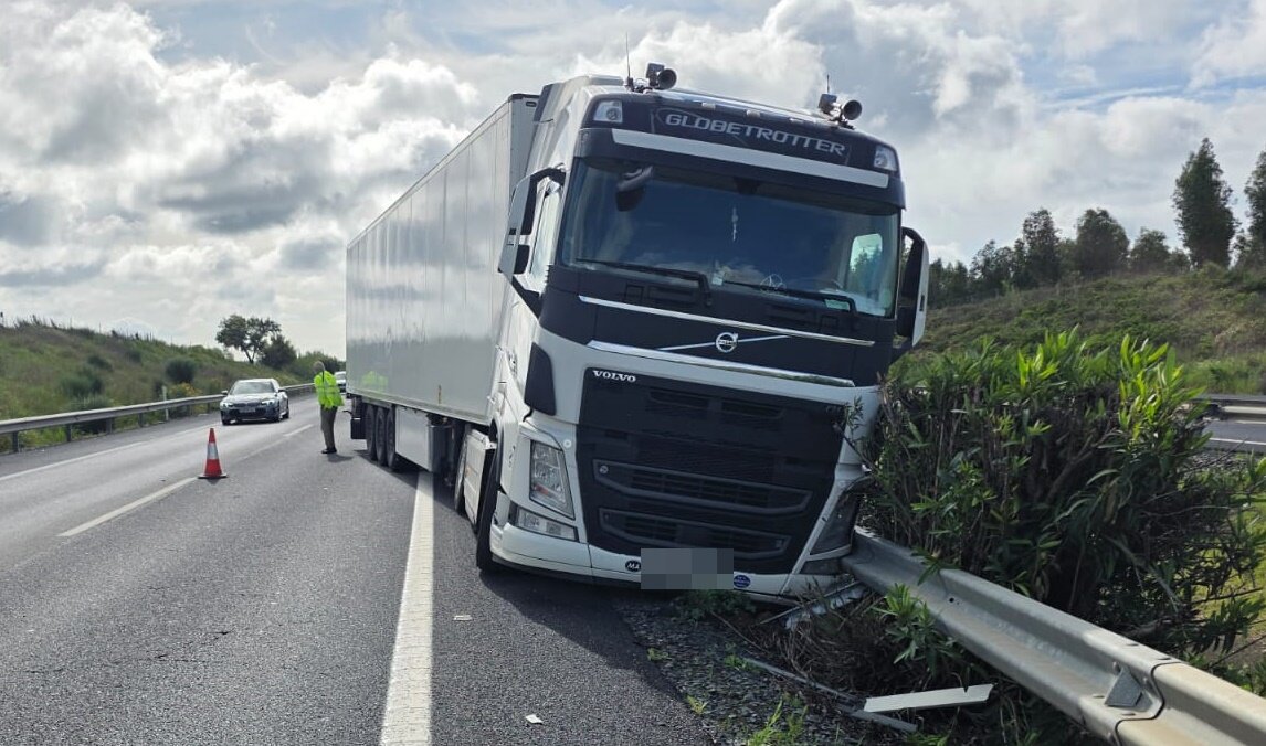 Así ha sido el accidente entre dos camiones que ha obligado a cortar un carril de la A-49