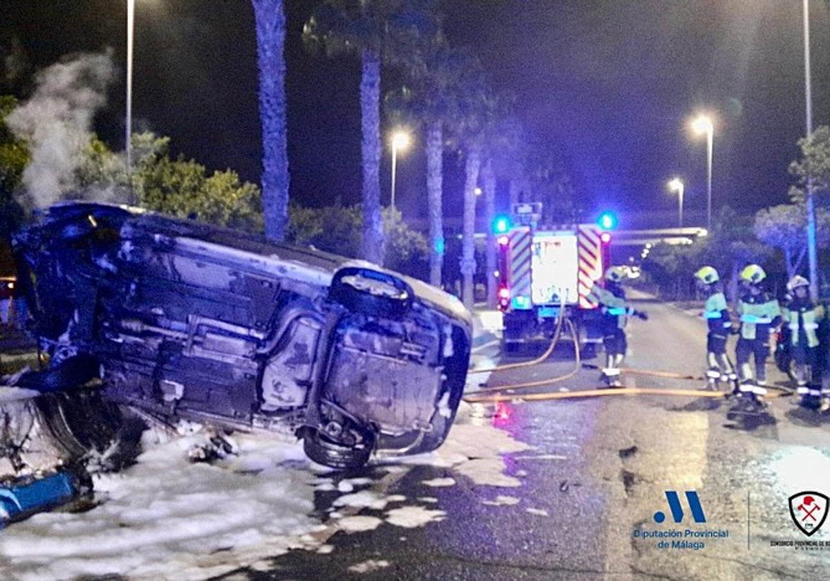Una mujer de 28 años herida tras una colisión de dos vehículos en Vélez-Málaga: uno de los coches salió ardiendo en la mediana