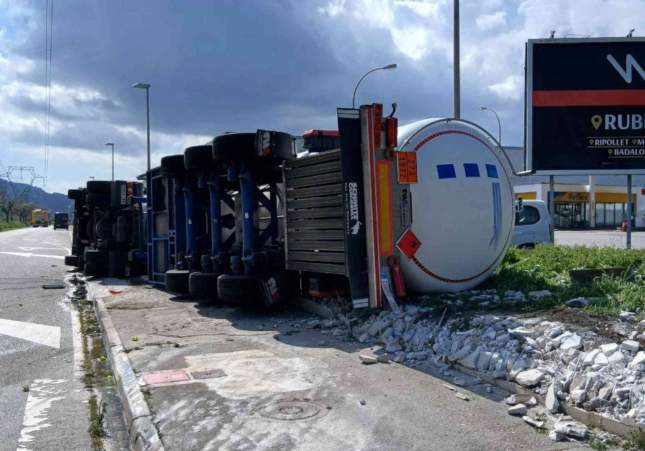 Accidente de camión cisterna en Molins de Rei provoca evacuaciones y afectaciones en líneas de tren