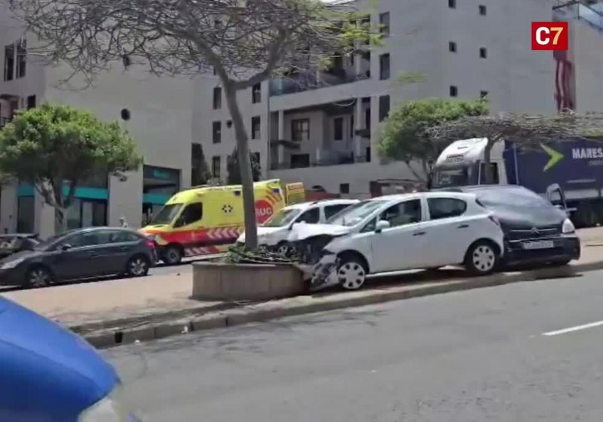 Una colisión múltiple en Juan Carlos I acaba con dos coches en la acera