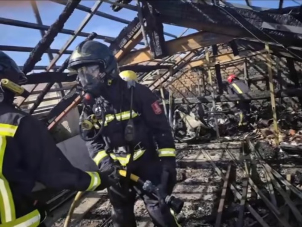 Los bomberos apagan el incendio de una casa en construcción