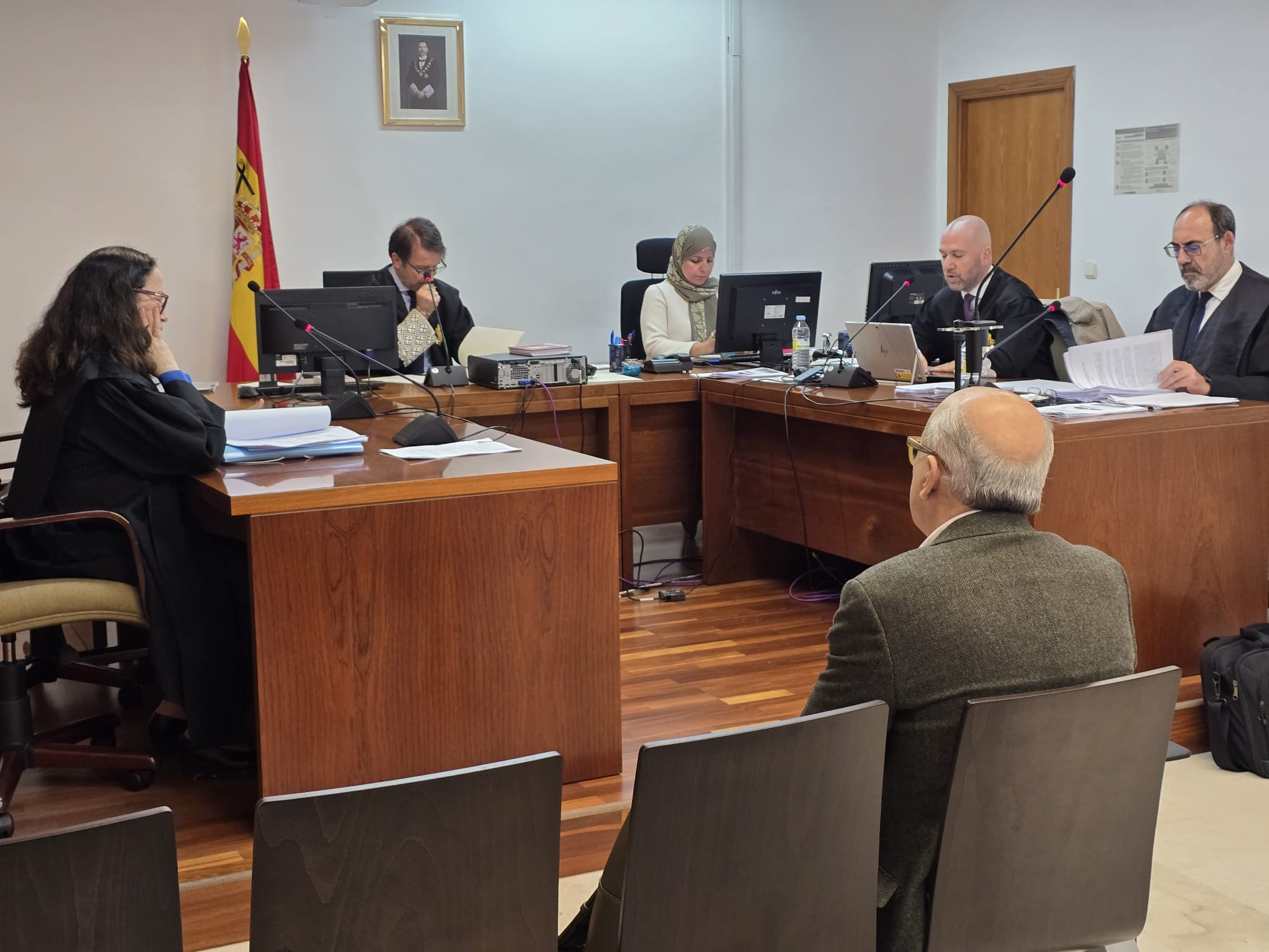 Acusado de coaccionar y extorsionar, ex político alega campaña de acoso por parte del PP en juicio por injurias y calumnias
