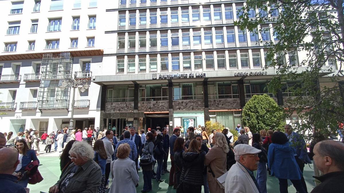 Gente en la calle en pleno centro de León ante el Ayuntamiento.