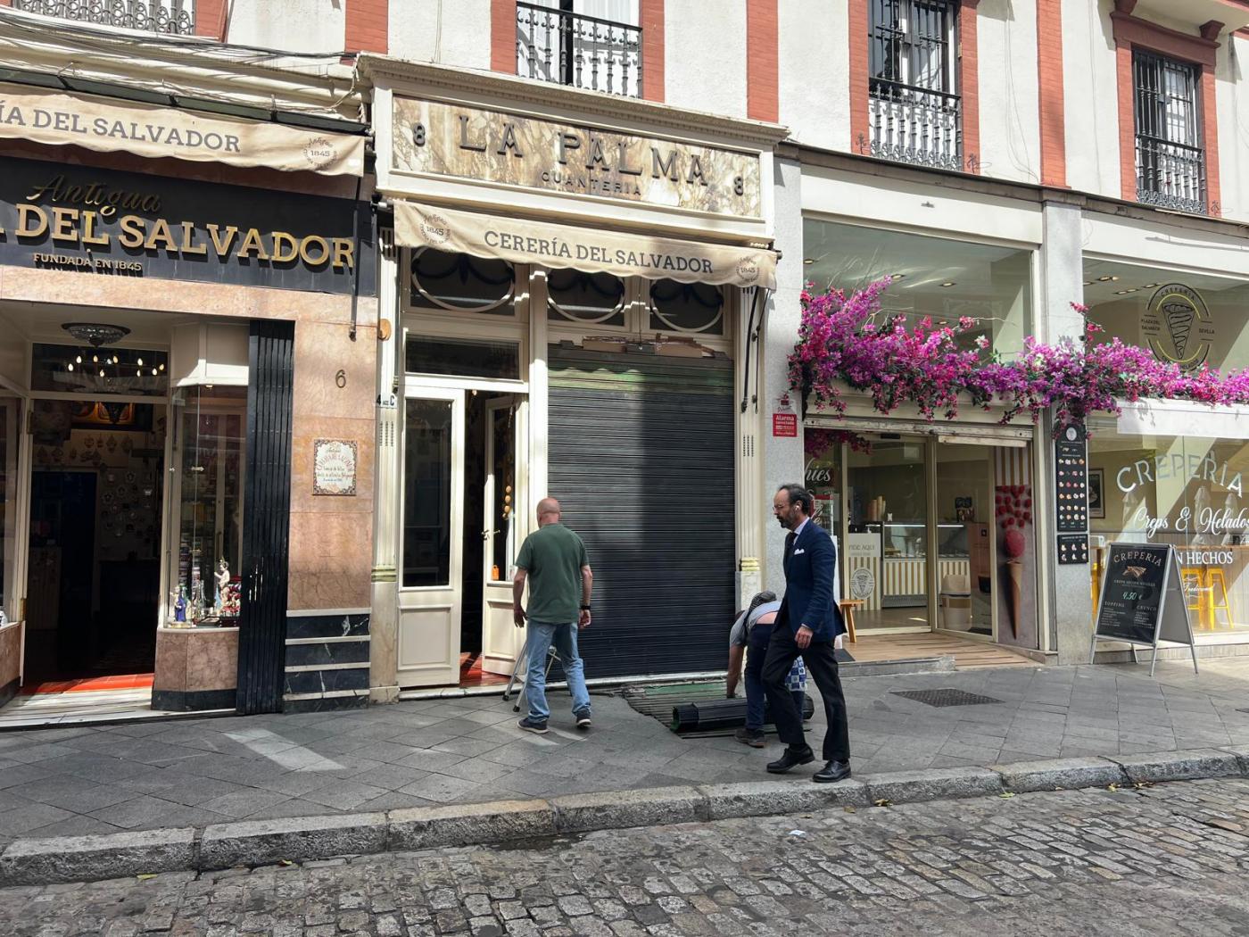 Una persiana de un comercio rota tras el apagón. - ct