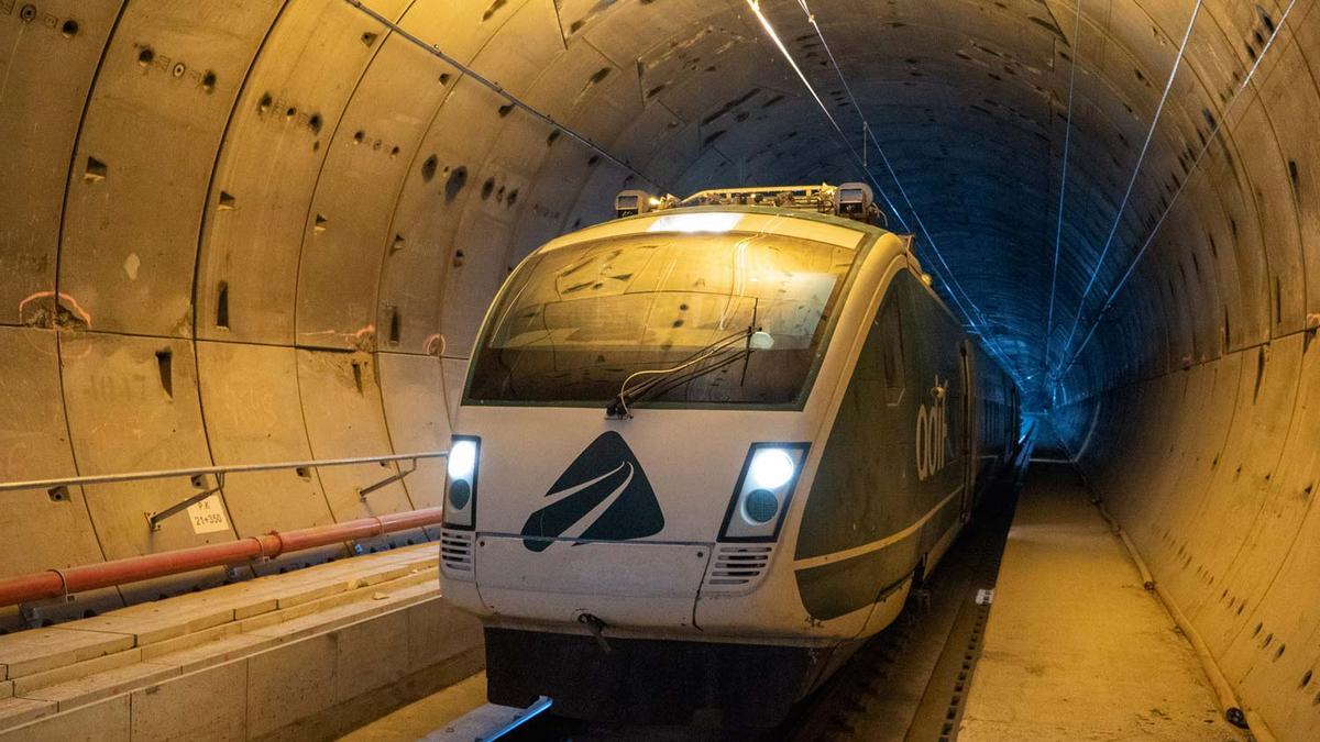 Apagón en la red ferroviaria: aún quedan 26 trenes por evacuar tras el incidente eléctrico