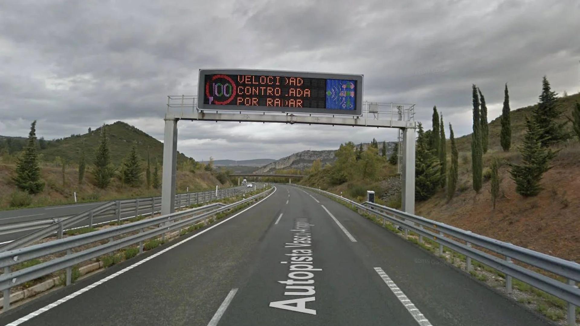 Arde un camión en la AP-68 y obliga a cortar la vía sentido Bilbao