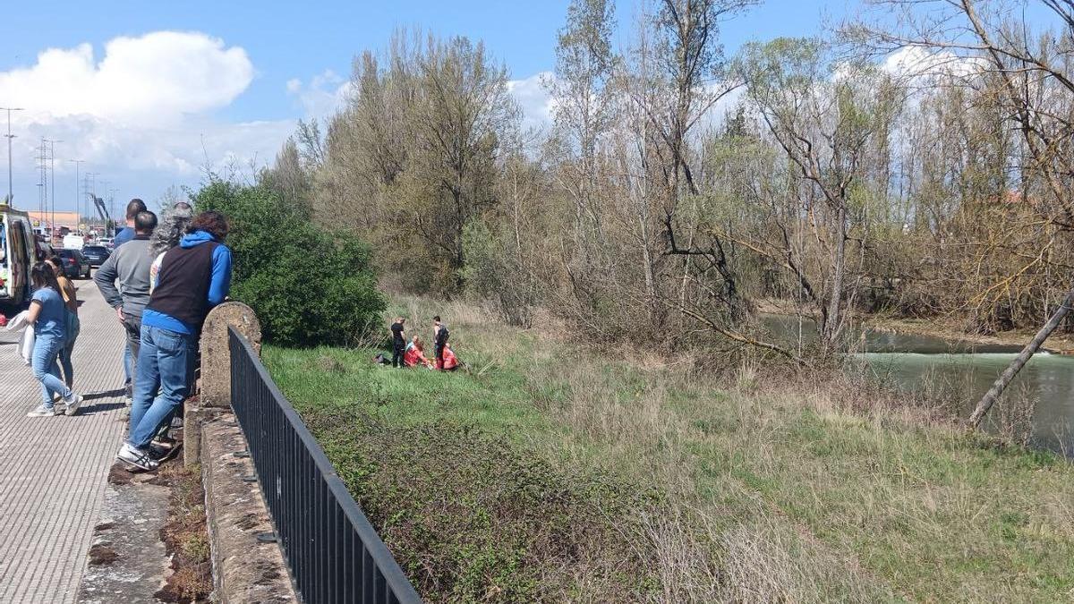Momentos después del rescate de una joven en el río Bernesga.