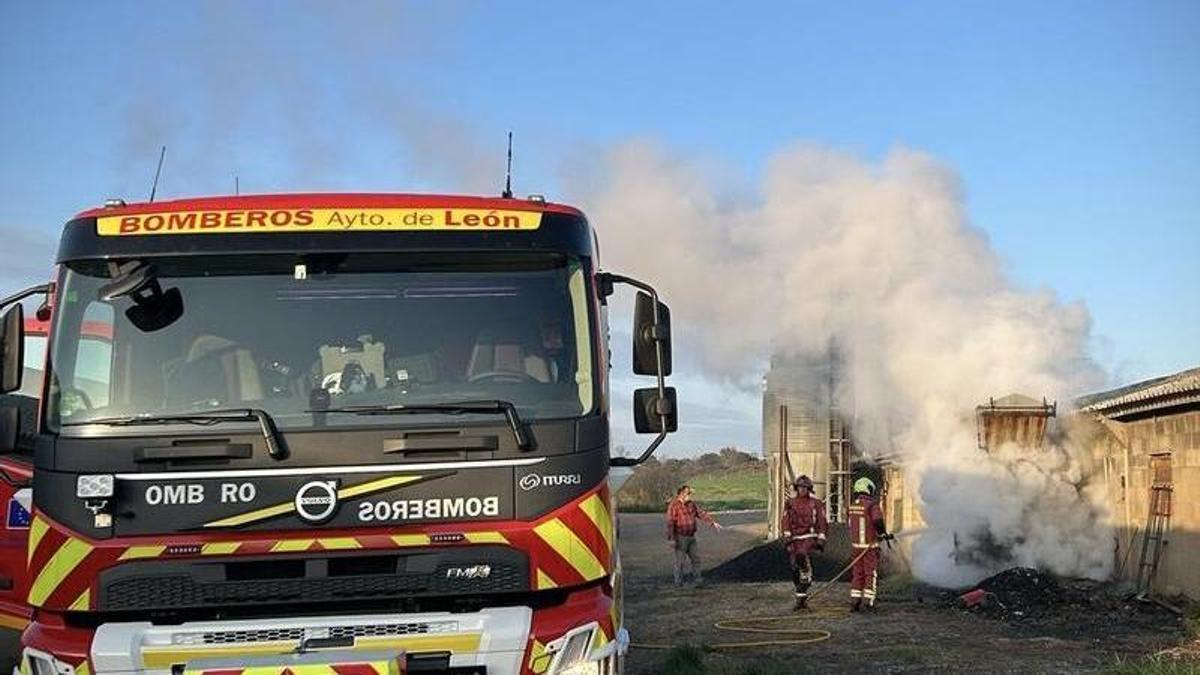 Bomberos de León en una actuación en la localidad de Carbajosa de la Sobarriba.